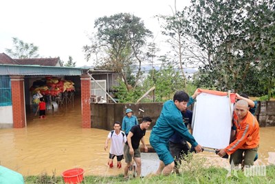 View - 	Nghệ An: Hàng nghìn hộ dân ngập lụt, bộ đội, dân quân ứng cứu